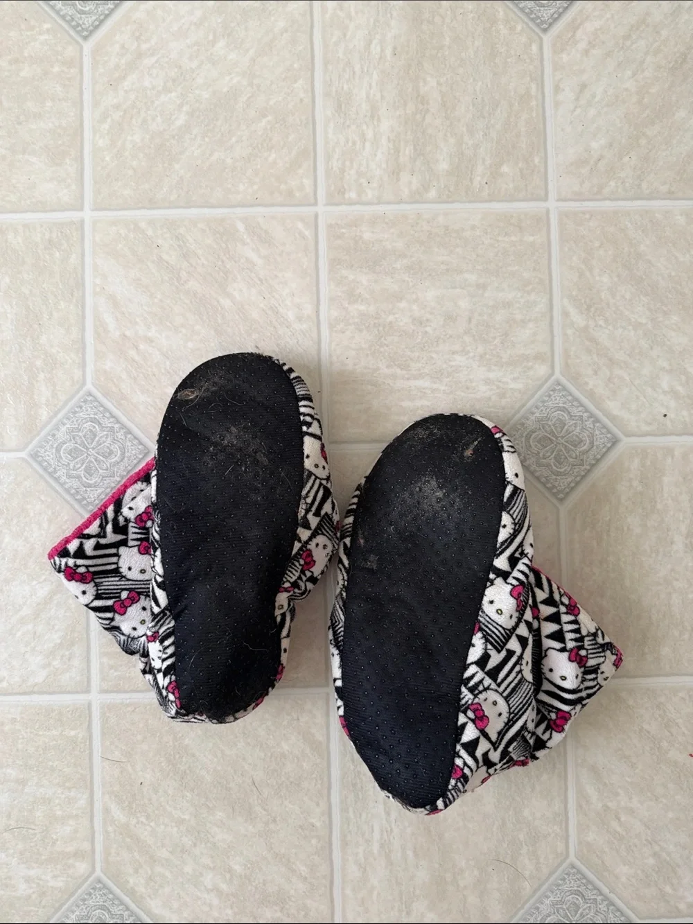 Hello Kitty Booties - Picture 2 of 2